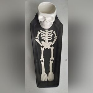 Skeleton chip and dip plate